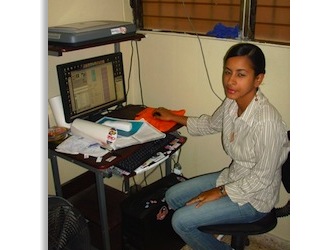 Luz Salazar trabajando en NanoColor