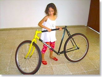 Reginita posa con la bici
